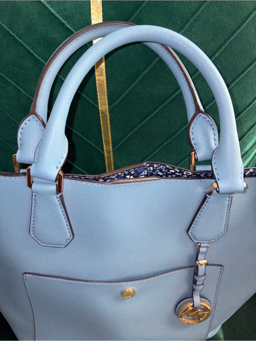 Michael Kors Greenwich Sky Blue Saffiano leather Tote With Gold-tone hardware - Picture 4 of 9